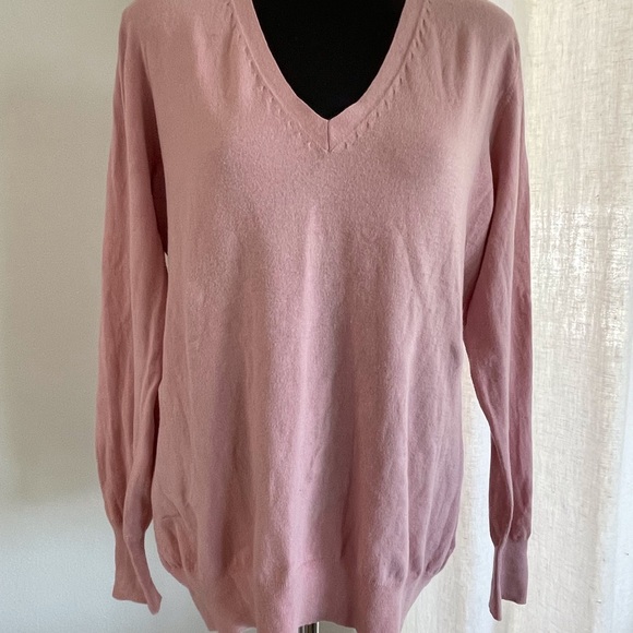 Banana Republic V Neck Sweater NWOT - Picture 3 of 7